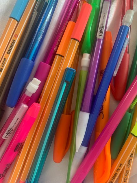 Sharpie Highlighters, Bic Mechanical Pencils, Colorful Pens, Study Essentials, Led Pencils, 7th Grade, Colored Pens, Grade School, Mechanical Pencils