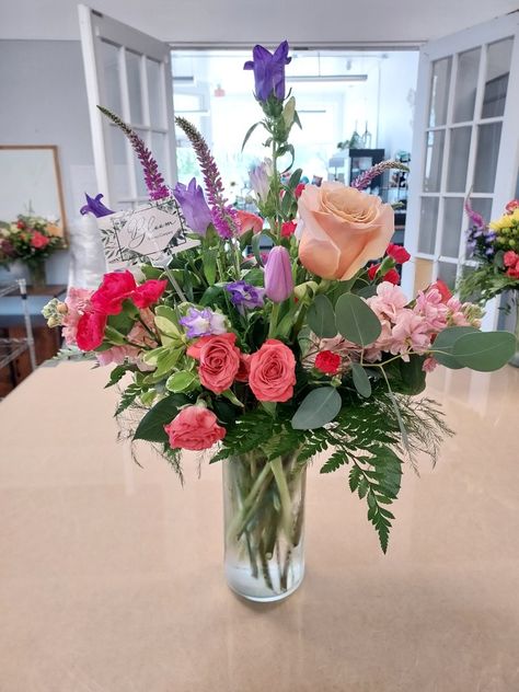 Home Id, Flower Company, Beautiful Plants, Vase Arrangements, Spray Roses, Mountain Home, Flower Shop, Fresh Flowers, House Plants