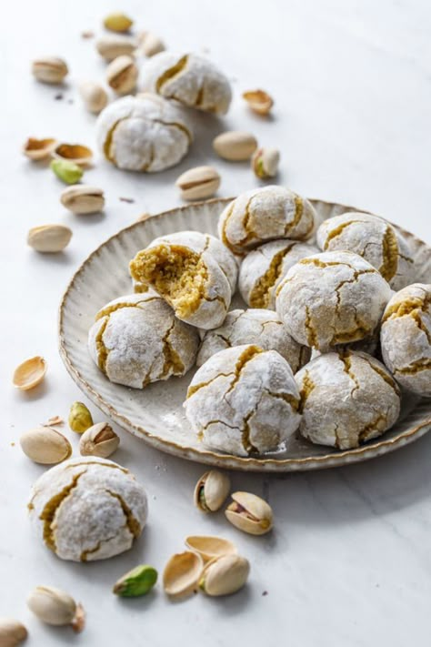 Pistachio Amaretti Cookies made with pistachio and almond flour (naturally gluten free!) Pistachio Amaretti, Amaretti Cookie Recipe, Biscotti Cheesecake, Pistachio Gelato, Cookies Love, Amaretti Cookies, Italian Cookie, Pistachio Cookies, Pane Dolce