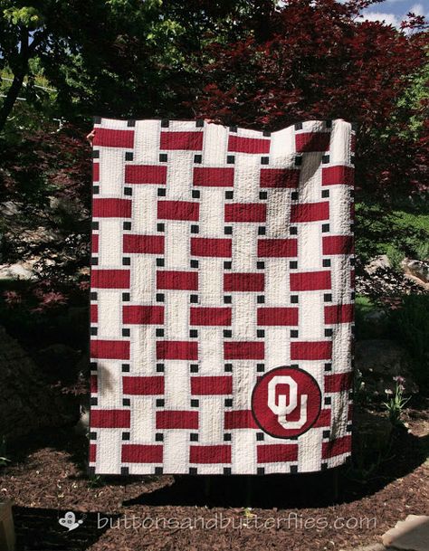 School Spirit Quilt, Sports Team Quilts Patterns Ideas, College Quilts Ideas, College Quilts, Bandana Crafts, Arts And Crafts Home Decor, Craft Hobbies, Sports Quilts, Patchwork Ideas