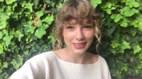 Taylor Swift is back and her natural curls are causing a sensation Taylor Swift Curly Hair, Taylor Swift Bangs, Taylor Swift Our Song, Taylor Swift Tumblr, Curly Hair Natural, Nba Mvp, Natural Curly Hair, All About Taylor Swift, Celebrity Look Alike