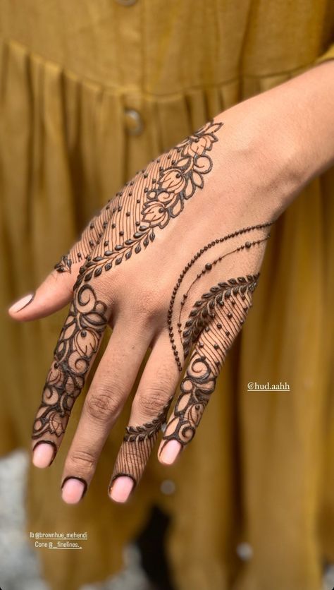 Morden Mehndi Design, Mehandi Design Easy, Mehndi Design Front Hand, Short Mehndi, Mehendi Ideas, Henne Tattoo, Short Mehndi Design, Mehandi Designs Easy, Modern Mehndi