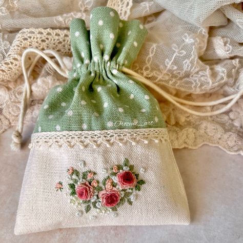 Teacup Embroidery, Embroidery Purse, Diy Knit, Potli Bag, Diy Embroidery Designs, Hand Embroidery Patterns Flowers, Handmade Embroidery Designs, Hand Embroidery Projects, Embroidery Bags