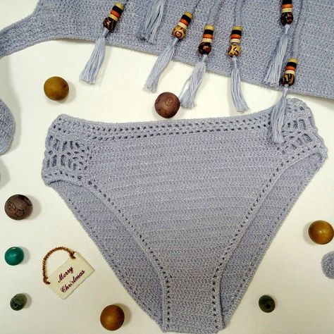 Basic Bralette Tutorial - hotcrochet .com Crochet Top Pattern Summer, Crochet Projects Easy, Boho Tops Summer, Bralette Crochet, Crochet Bikinis, Bralette Pattern, Crochet Socks Pattern, Crochet Bra, Crochet Socks