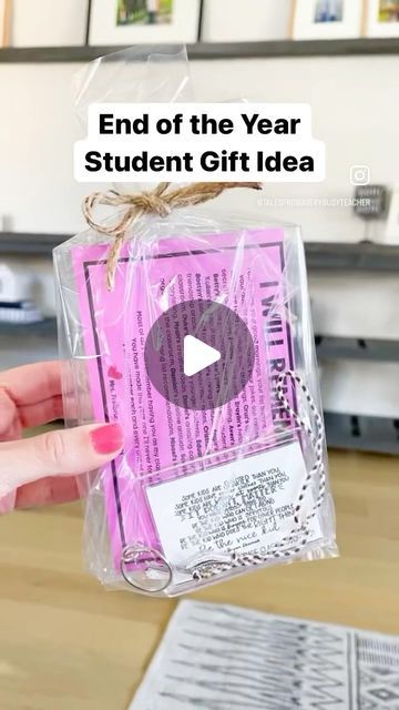 Marine Freibrun, M. Ed. | Educator on Instagram: "Here’s a fun and thoughtful end of the year gift you can give to your students.🙌🏻  Type up a letter with the title “I Will Remember” or “I Will Miss,” and write out what you’ll miss or remember about your students. 🥰 Include their names and make it personal. Print them out as a letter or in a 4x6 size to place into a plastic magnetic frame.  You can also print out a quote that resonates with your class, like the “Be the Nice Kid” quote. Put that into a small photo key chain and make that a part of the gift too.  Last year I decided to add a friendship bracelet to the gift and I packaged them all together in a cellophane bag. ❤️  Comment GIFT and I will DM you the link to find this resource in my shop. 😍  #teachersfollowteachers #teacher Gifts For Students From Teacher, Letter To Students, I Love You Signs, Student Teacher Gifts, Magnetic Frame, Magnetic Frames, Photo Keychain, End Of The Year, Small Photos