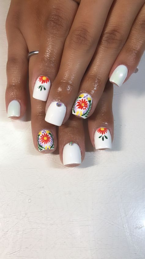 Mayan Nail Art, Embroidered Nail Art, Mexican Gel Nails, Hacienda Style Nails, Spanish Theme Nails, Fiesta Nail Art, Fiesta Nails Mexican Simple, Mexican Style Nails Short, Otomi Nails