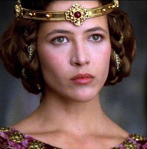 Sophie Marceau en “Braveheart”, 1995 French Princess, Medieval Hairstyles, Period Movies, Royal Court, Hollywood Icons, Screen Caps, Beautiful Costumes, Medieval Dress, French Actress