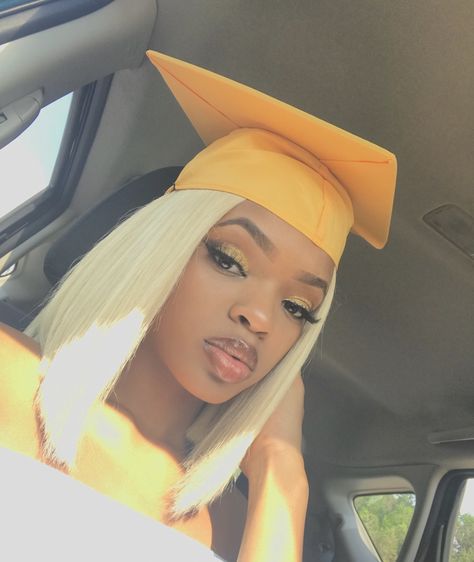 Pinterest:@Deshanayejelks Graduation Hairstyles With Cap, Graduation Picture Poses, Graduation Hairstyles, Graduation Photoshoot, Grad Pics, Cap And Gown, Graduation Outfit, Graduation Pictures, Graduation Cap