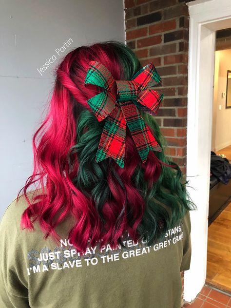 Christmas Themed Hair Color, Christmas Colored Hair, Red To Green Hair, Green And Red Hair Color, Green And Red Split Dye, Christmas Hair Dye, Vibrant Winter Hair Color, Christmas Hair Color, Christmas Hair Color Ideas