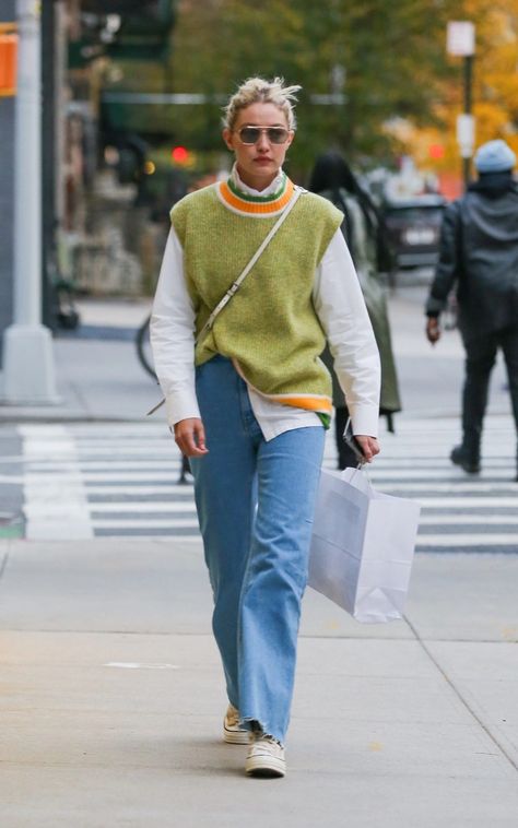 How the sweater vest became the winter staple that solves all your what-to-wear dilemmas Long Vest Outfit, Layering Street Style, Vest Street Style, Knit Vest Outfit, Green Sweater Vest, Sweater Vest Outfit, Vest Layering, Long Knit Sweater, Hadid Sisters