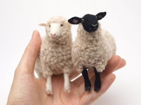 Felt Creatures, Tovad Ull, Felted Sheep, Sheep Crafts, Felting Ideas, Needle Felting Tutorials, Sheep And Lamb, Needle Felting Projects, Wool Projects