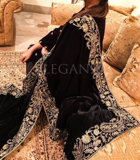 Black Velvet Blouse Design, Velvet Blouse Design, Velvet Shawls, Suite Design, Pakistani Women, Pakistani Formal Dresses, Saree Fashion, Velvet Dress Designs, Velvet Shawl