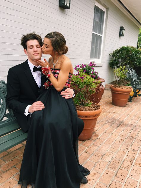 Pinterest: |{·@mariahlkrueger·}| Prom Pictures With Boyfriend, Prom Couple Pics, Cute Prom Pictures, Homecoming Pose, Couples Prom Pictures, Pictures With Boyfriend, Halloween Costume Couple, Prom Pictures Couples Black