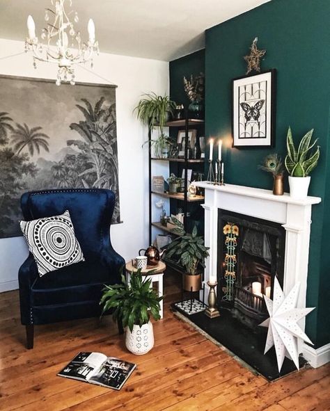 Blue Velvet Chair, Green Walls Living Room, Dark Green Living Room, Blue Velvet Chairs, Dark Green Walls, Dark Decor, Dark Living Rooms, Flat Decor, Cosy Living