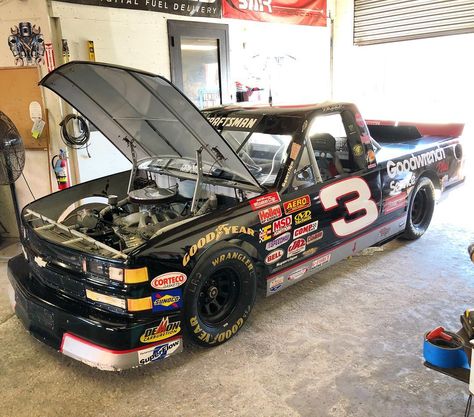 A street legal NASCAR Truck Series race truck https://racingnews.co/2018/01/26/the-do-it-for-dale-guy-just-bought-a-3-nascar-truck/ #daleearnhardt S10 Race Truck, Nascar Truck Series, 454 Ss Truck, Mike Skinner, Race Truck, Nascar Trucks, Obs Truck, Old American Cars, Nascar Race Cars