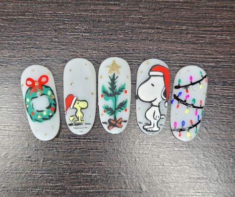 Charlie Brown Nails Christmas, Snoopy Winter Nails, Christmas Nails Snoopy, Peanuts Christmas Nails, Christmas Cartoon Nails, Christmas Snoopy Nails, Snoopy Nails Christmas, Cartoon Christmas Nails, Charlie Brown Christmas Nails