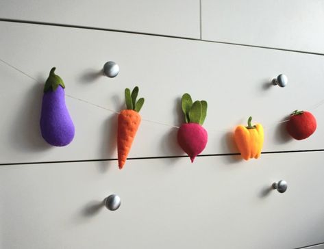 Handmade vegetable bunting includes one aubergine, carrot, beetroot, pepper and tomato. Can be hung on the window, on the wall or attached to your furniture. Vegetable Nursery, Felt Vegetables, Vegetable Decoration, Felt Bunting, Nursery Garland, Diy Art Painting, Nursery Themes, Boy Nursery, The Window