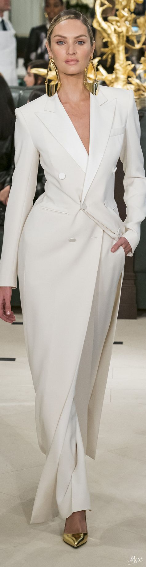 Ralph Lauren Spring 2019 RTW #spring2019 #ss2019 #rtw #ralphlauren #fashionshow #womenswear #mode2019 Haute Couture Style, Blazer Wedding, Ralph Lauren Womens Clothing, Tailored Clothes, Long Blazer, Long Coat, Suits For Women, Double Breasted, Wide Leg Pants