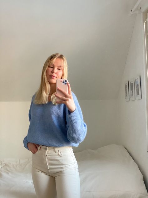 Cropped Blue Sweater Outfit, Light Blue Socks Outfit, Pale Blue Cardigan Outfit, Powder Blue Sweater Outfit, Outfits With Blue Sweaters, Light Blue Pullover Outfit, Light Blue Crewneck Outfit, Blue Shirt Outfit Winter, Jean Celeste Outfits