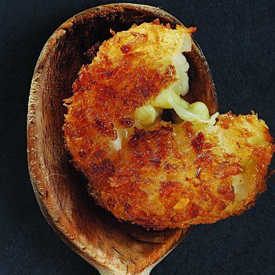 Crispy mozzarella risotto cakes Risotto Croquettes, Mozzarella Risotto, Leftover Risotto, Cheese Risotto, Risotto Cakes, Easy Risotto, Risotto Recipes Easy, Risotto Recipes, Croquettes