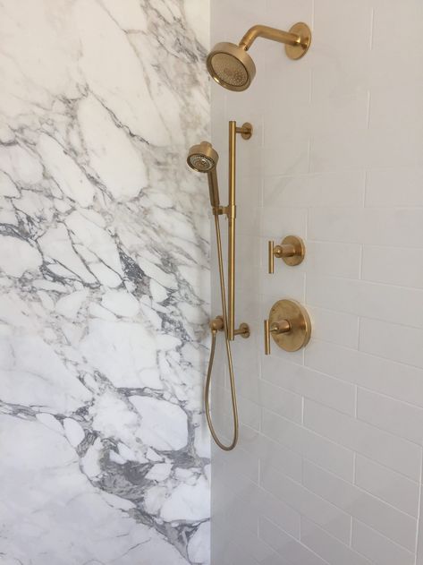 Arabescato Bathroom, Stone Vanity Bathroom, Arabescato Marble Bathroom, Porcelain Tub, Mediterranean Bathroom, Shower Modern, Showroom Inspiration, Arabescato Marble, Boy Bath