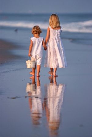 Beach Portraits Family, Cute Family Beach Pictures, Family Photos Beach Ideas, Beach Kids Photoshoot, Kids Beach Photoshoot Ideas, Kid Beach Photoshoot, Family Portraits Beach, Beach Pictures With Kids, Family Beach Shoot