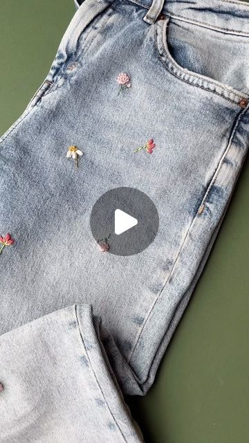 Thread Work On Jeans, Embroidery In Jeans, Embroidery Small Designs, Embroidery Designs For Jeans, Embroidery Flowers Simple, Embroidery On Jeans, Embroidery On Denim, Embroidered Jeans Diy, Jean Embroidery