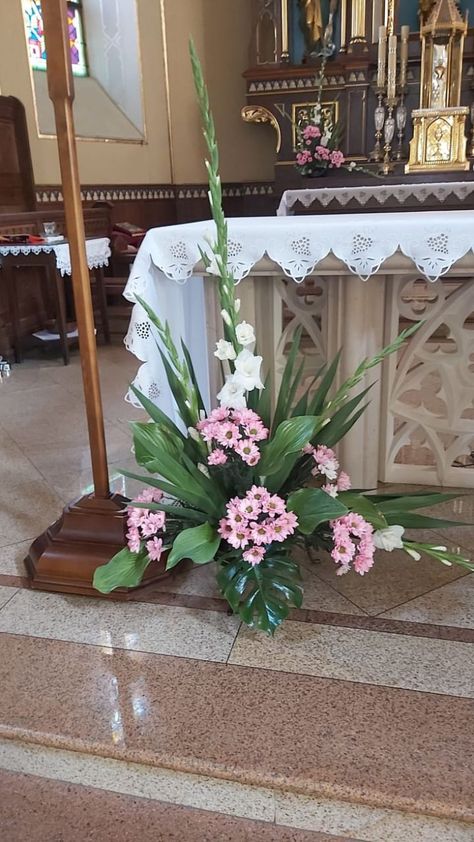 Flores Do Altar, Alter Flowers, Valentine Flower Arrangements, Tall Flower Arrangements, Fresh Flower Arrangements, Tall Floral Arrangements, Arrangement Flowers, Basket Flower Arrangements, Contemporary Flower Arrangements