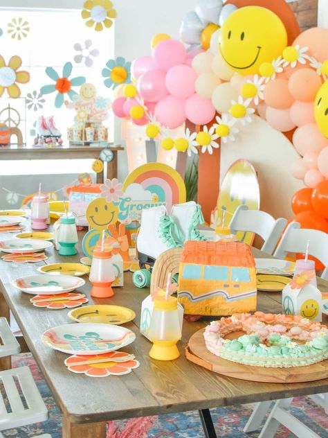 70s Birthday Party Ideas, Hippie Birthday Party, Retro Birthday Parties, Groovy Party, Flower Birthday Party, Hippie Birthday, Anniversaire Diy, Hippie Party, 9th Birthday Parties