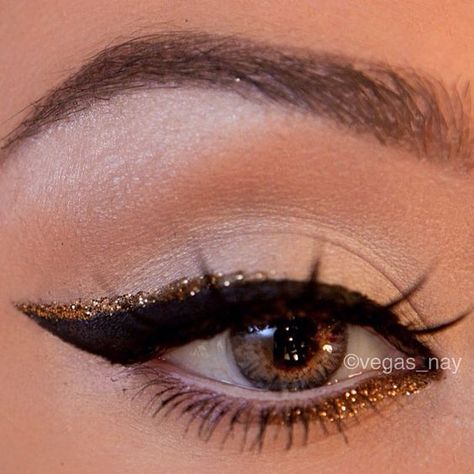 Nyx Concealer, Gold Eyeliner, Make Up Gold, Eyeliner Tips, Makeup Tumblr, Glitter Liner, Simple Eyeliner, Cat Eye Makeup, Glitter Eyeliner