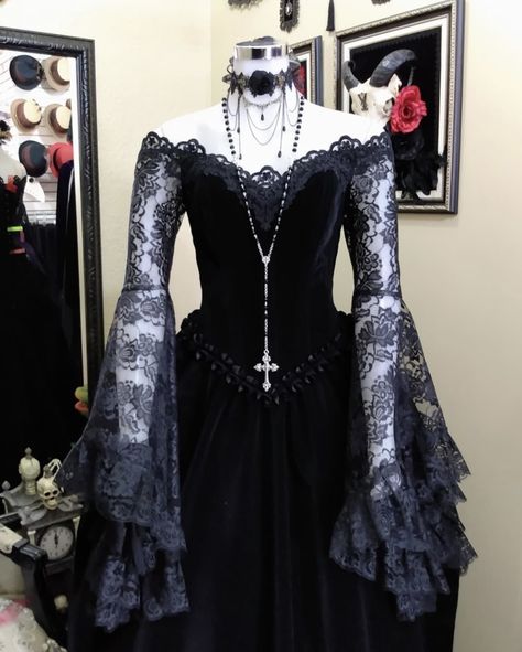 The Nightmare Before Christmas Halloween, Vamp Goth, Gothic Gowns, Vampire Dress, Mode Emo, Yennefer Of Vengerberg, Nightmare Before Christmas Halloween, Halloween And Christmas, Goth Dress