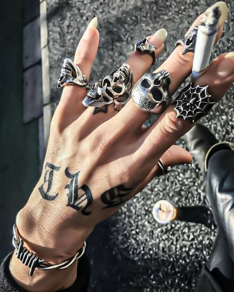 Many Rings, Grunge Jewelry, Edgy Jewelry, Dope Jewelry, Funky Jewelry, Grunge Goth, Hand Jewelry, Grunge Style, Aesthetic Grunge