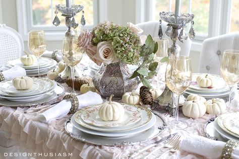 A gorgeous vintage table setting with muted tones and romantic flowers.... Copper Tablescape, Thanksgiving Table Settings Elegant, Elegant Thanksgiving Table, Pumpkin Tablescape, Thanksgiving Dinner Table, Thanksgiving Tablescape, Beautiful Tablescapes, Fall Table Settings, Vintage Thanksgiving