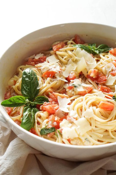 Summer Pasta with Tomato & Brie Pasta Recipes With Tomatoes, Recipes With Tomatoes, Brie Pasta, Brie Cheese Recipes, Asian Pasta, Silver Palate Cookbook, Summer Pasta Recipes, Party Side Dishes, Cream Cheese Pasta