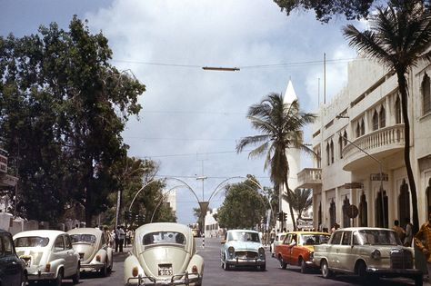 1970 - Downtown Mogadishu.  I *think* the building on the right housed one of our favorite Italian restaurants on the 2nd floor. Somali Vintage, Somalia Aesthetic, Hido Iyo Dhaqan, Somali Aesthetic, Vintage Somalia, Mogadishu Somalia, Somali Beauty, Somali Wedding, Somali Culture