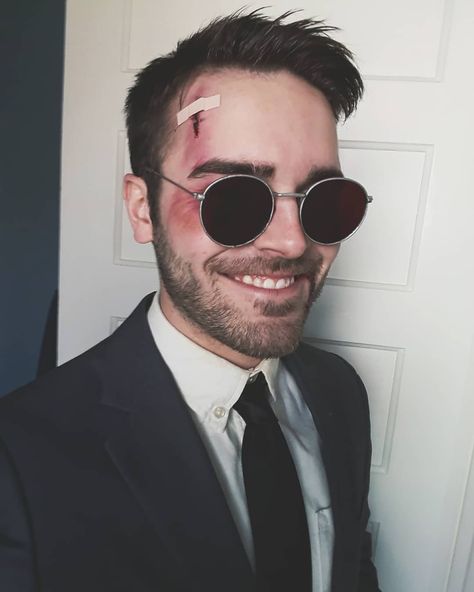 Matt Murdock Daredevil cosplay by David Houck @daveycreates Daredevil Cosplay, Daredevil Costume, Matt Murdock Daredevil, Scary Drawings, Matt Murdock, Fantasias Halloween, Couple Halloween, Round Sunglass Men, Round Sunglasses