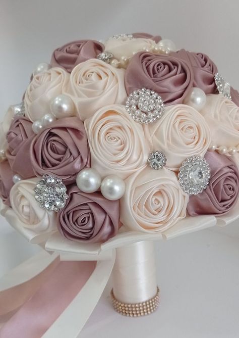 Satin Flowers Diy, Brooch Bouquet Diy, Ribbon Flowers Bouquet, Pearl Bouquet, Elegant Wedding Bouquets, Simple Wedding Bouquets, Diy Lace Ribbon Flowers, Diy Ribbon Flowers, Bridal Brooch Bouquet