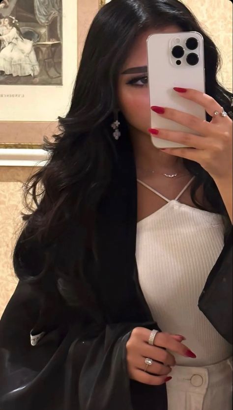 Aesthetic Selfies For Instagram, Arab Girl Pfp, Pretty Arab Girl, Arab Girl Aesthetic, Arabic Hair, Arab Outfit, Arab Hair, Arabic Look, Arabic Girl