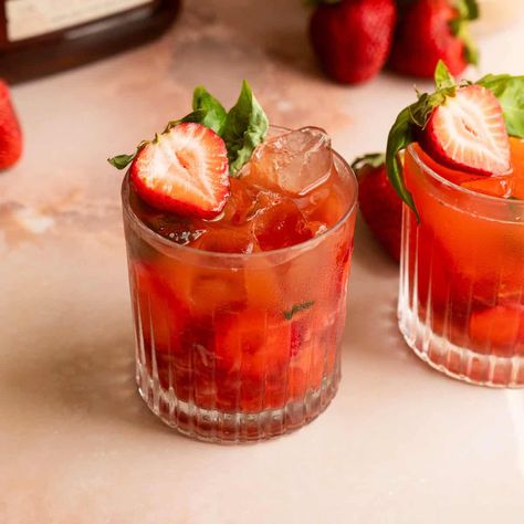 This hot honey strawberry bourbon smash is the perfect cocktail for hot honey lovers or for those who love a bit of spice in their drinks! Strawberry Bourbon Smash, Hot Honey Recipe Ideas, Strawberry Cocktail Recipe, Honey Strawberry, Cream Puff Dessert, Brown Sugar Simple Syrup, Puff Dessert, Bourbon Smash, Sweet Bourbon