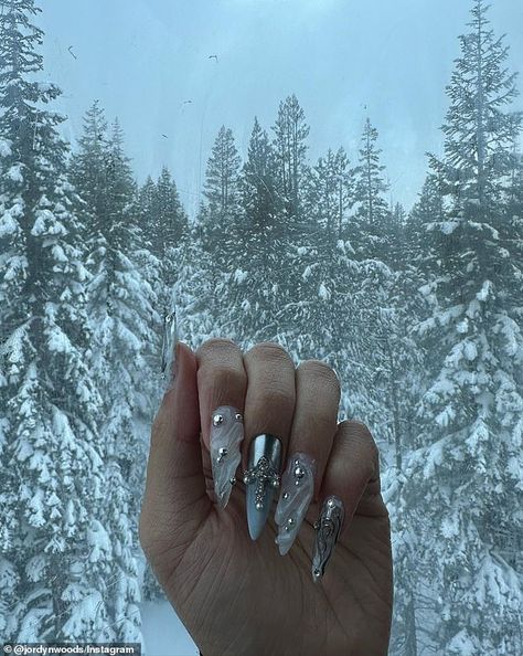 Manicure: Her next photo focused on her icy claw-like manicure that was meant to resemble icicles adorned with silver hardware decals Toni And Guy Salon, Snow Nails, Queen Nails, Wood Nails, Photo Focus, Jordyn Woods, Snow Trip, To The Mountains, Matching Hat