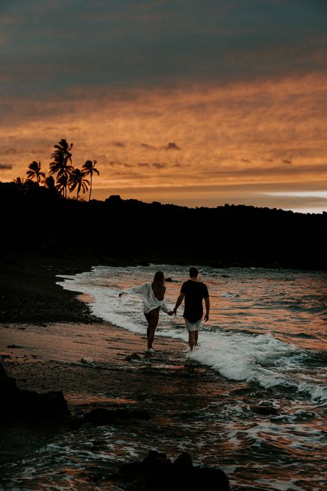 Katie + Zach | Big Island Couples Session | Sunset in Hawaii | Black Sand Beach | ©️ Aloha Zoe Photography | www.alohazoephotography.com Island Couple, Sea Couple, Couple Beach Pictures, Beach At Night, Hawaii Elopement, Beach Images, Goals Pictures, Hawaiian Beaches, Tropical Beaches