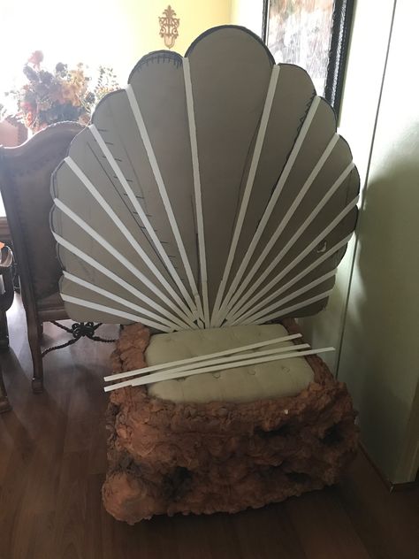 King Triton Throne, Cardboard Mermaid, Mermaid Throne, Diy Mermaid Decor, Little Mermaid Decorations, Porta Halloween, Mermaid Float, Theme Carnaval, Under The Sea Decorations