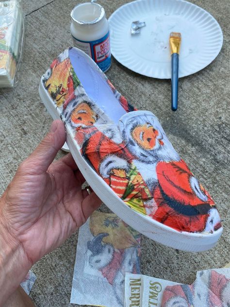 Modge Podge Canvas Shoes, Mod Podge Fabric On Canvas, Decoupage On Canvas Diy, Fabric And Mod Podge Projects, Modge Podge On Fabric, Modge Podge Wrapping Paper, Mod Podge Wallpaper, Decoupage Placemats Diy, Mod Podge Plates With Fabric