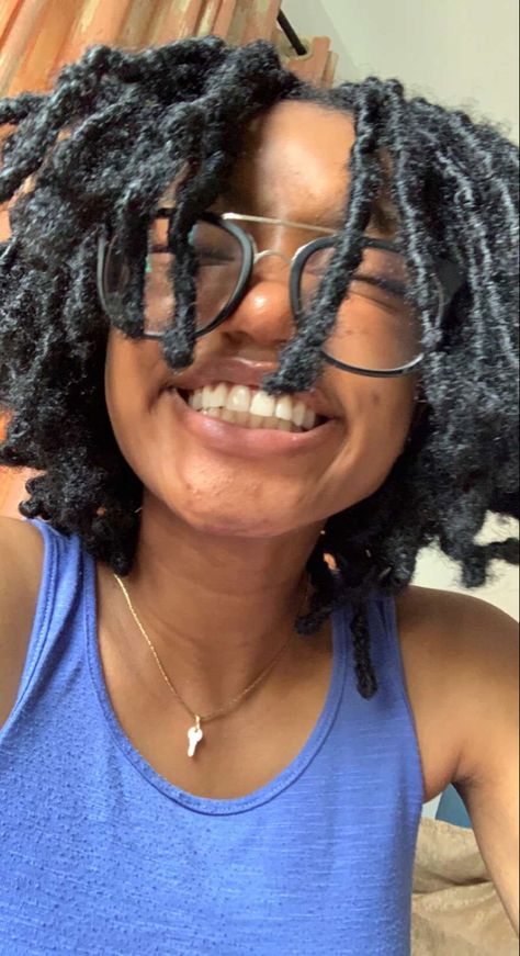 Fake Dreadlocks Black Women, Alt Faux Locs, Short Fake Locs, Locs Black Women Aesthetic, Fake Dreads Black Women, Wolfcut Locs, Fluffy Locs Black Women, Faux Locs Aesthetic, Short Soft Locs