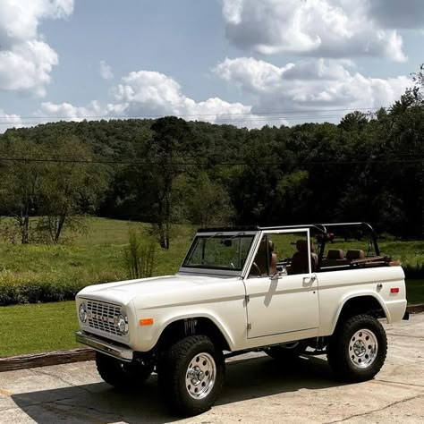 Old Bronco Aesthetic, White Bronco Aesthetic, Vintage Bronco Aesthetic, Vintage Ford Bronco Aesthetic, Old Classic Cars Vintage, Vintage Bronco Ford, Bronco Restomod, Brown Bronco, Bronco Aesthetic