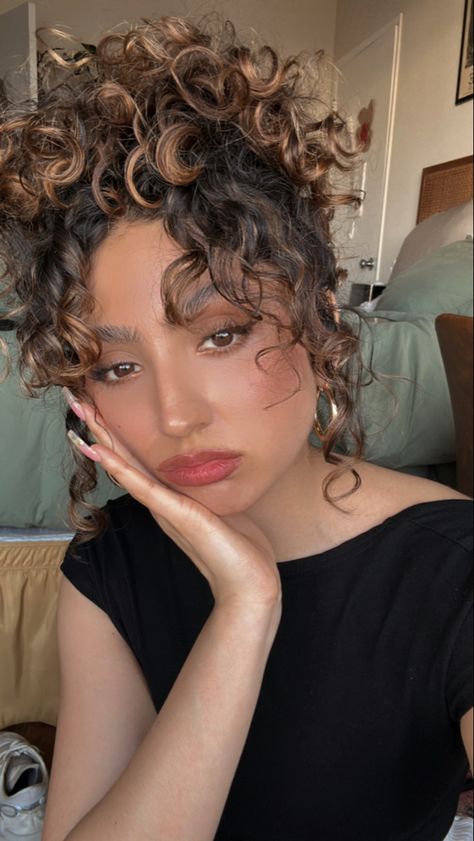 Bangs With Permed Hair, Slick Back Bangs With Curly Hair, Curly Bangs Wispy, Short Curly Hair Colour Ideas, Dyed Curly Wavy Hair, Curly Hair Low Lights Dark Brown, Curly Updo Bangs, Auburn Curly Hair Color, Peak A Boo Curly Hair