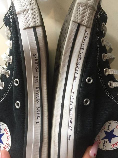 Arctic Monkeys Converse, Things To Write On Converse, Converse Writing On Shoes, Artic Monkeys Aesthetic Outfits, Arctic Monkeys Outfit Concert, Doodles On Converse, Artic Monkeys Concert Outfit, Converse Drawing On Shoes, Arctic Monkeys Concert Outfit