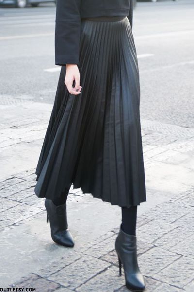 Pleated Leather Skirts Long Leather Skirt, Pleated Skirt Outfit, Woman In Black, Leather Pleated Skirt, Rock Outfit, Black Pleated Skirt, Europe Fashion, Rock Chic, Looks Street Style