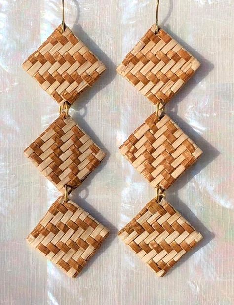 Cedar Earrings, Woven Earrings, Palm Sunday Crafts, Bamboo Jewelry, Palm Leaf Art, Straw Art, Hawaiian Crafts, Flax Weaving, Diy Earrings Easy