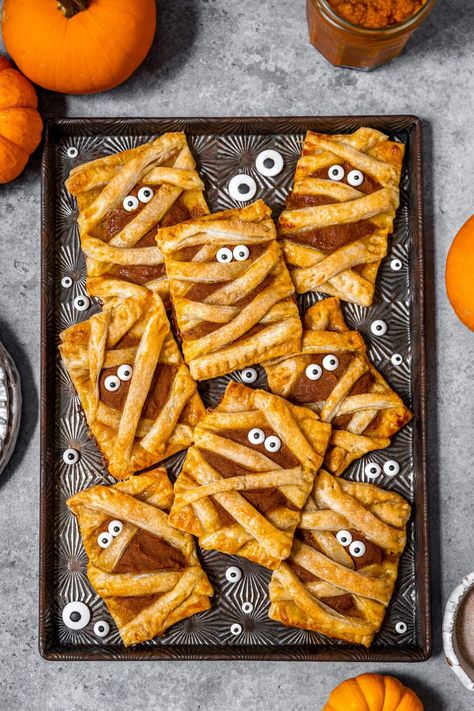 Pumpkin Hand Pies, Pretty Pie Crust, Pumpkin Mummy, Mummy Pumpkin, Making Pie Crust, Pie Crust Designs, Pumpkin Tarts, Favorite Pie Recipes, Pie Easy